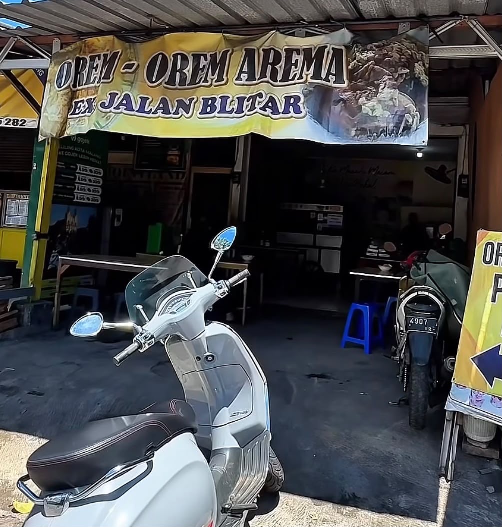 Orem-Orem Arema: Kuliner Legendaris Malang dengan Ketupat Besar dan Kuah Santan Gurih Sejak 1995