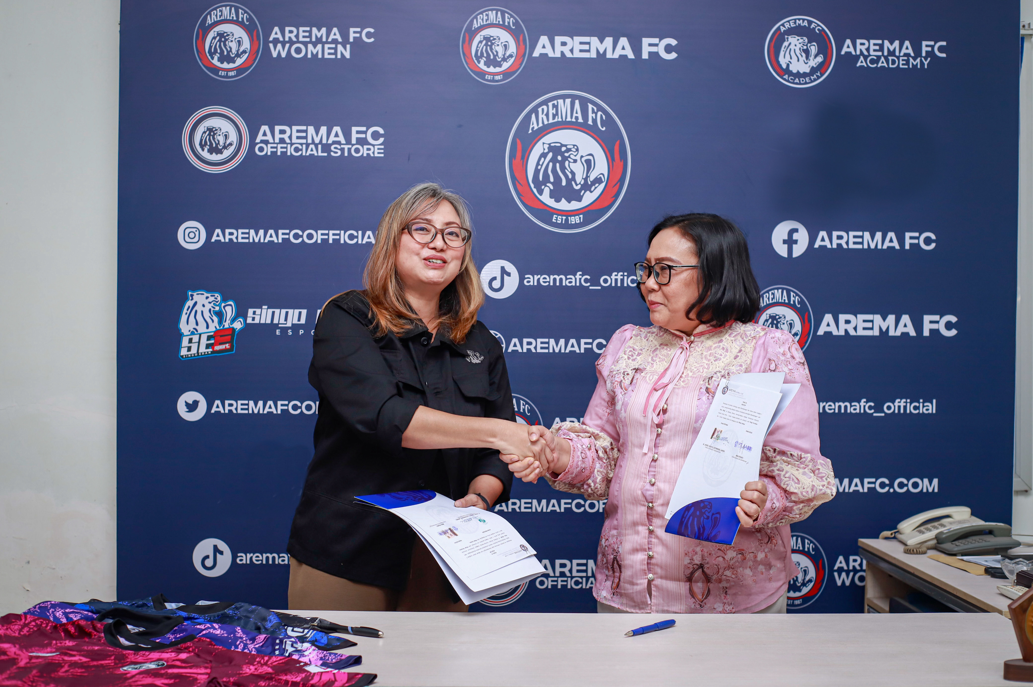 AREMA FC DAN RS HERMINA TANGKUBANPRAHU RESMI PERPANJANG KERJA SAMA MEDIS, LOGO TERPASANG DI JERSEY TRAINING