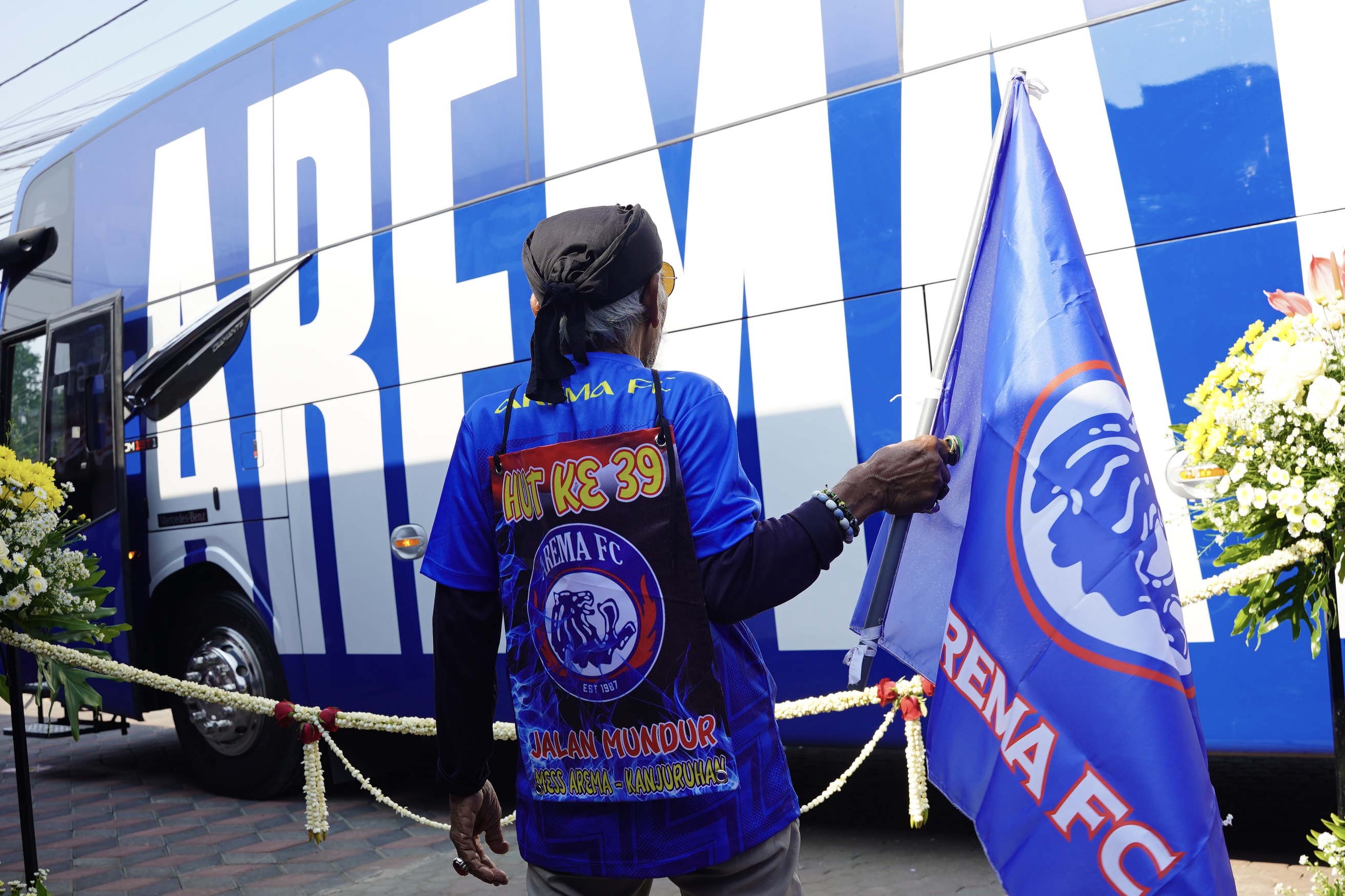 Peringati HUT ke-39 Arema, Mbah Kusno Aksi Jalan Mundur dari Kandang Singa ke Kanjuruhan