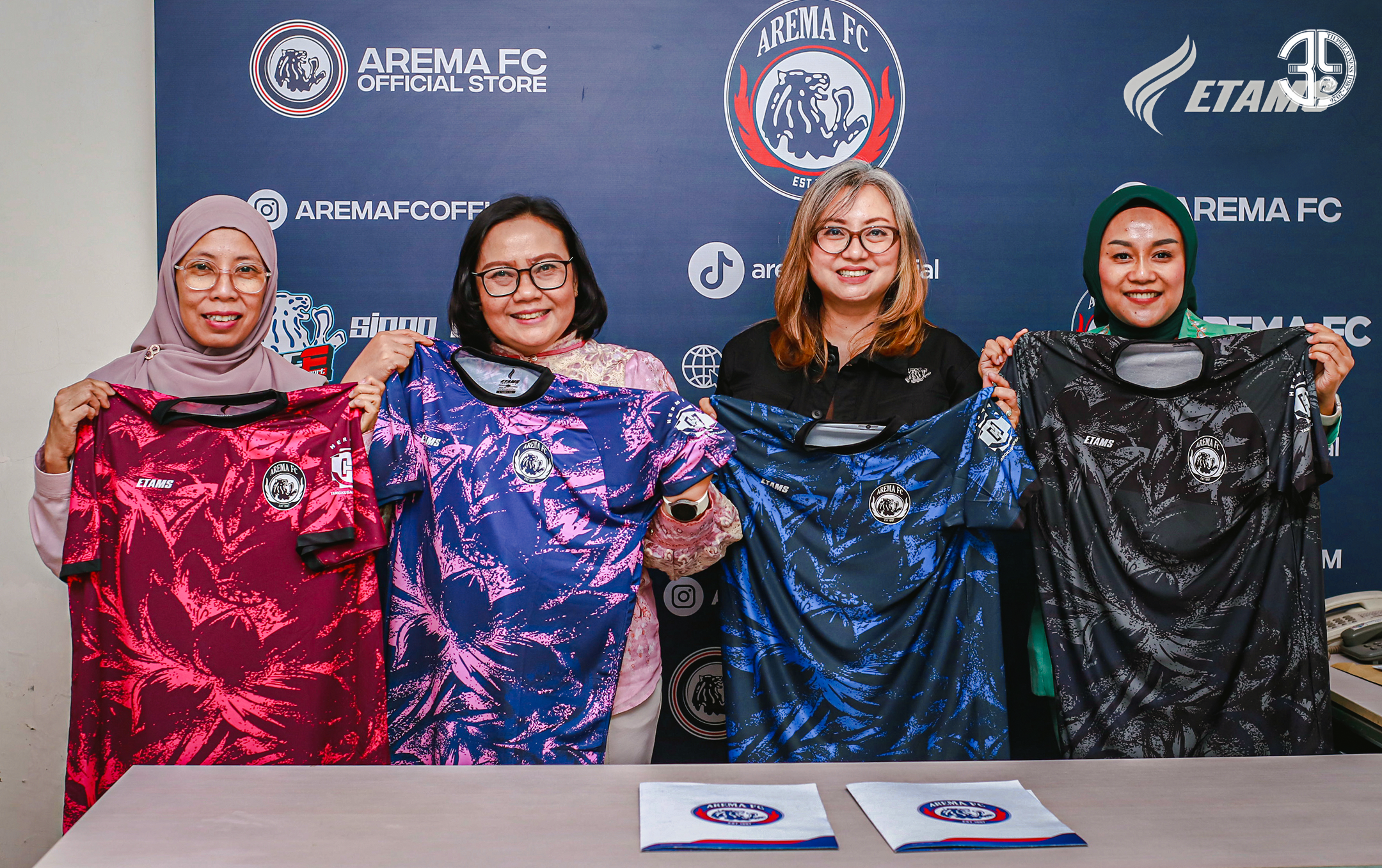 AREMA FC DAN RS HERMINA TANGKUBANPRAHU RESMI PERPANJANG KERJA SAMA MEDIS, LOGO TERPASANG DI JERSEY TRAINING