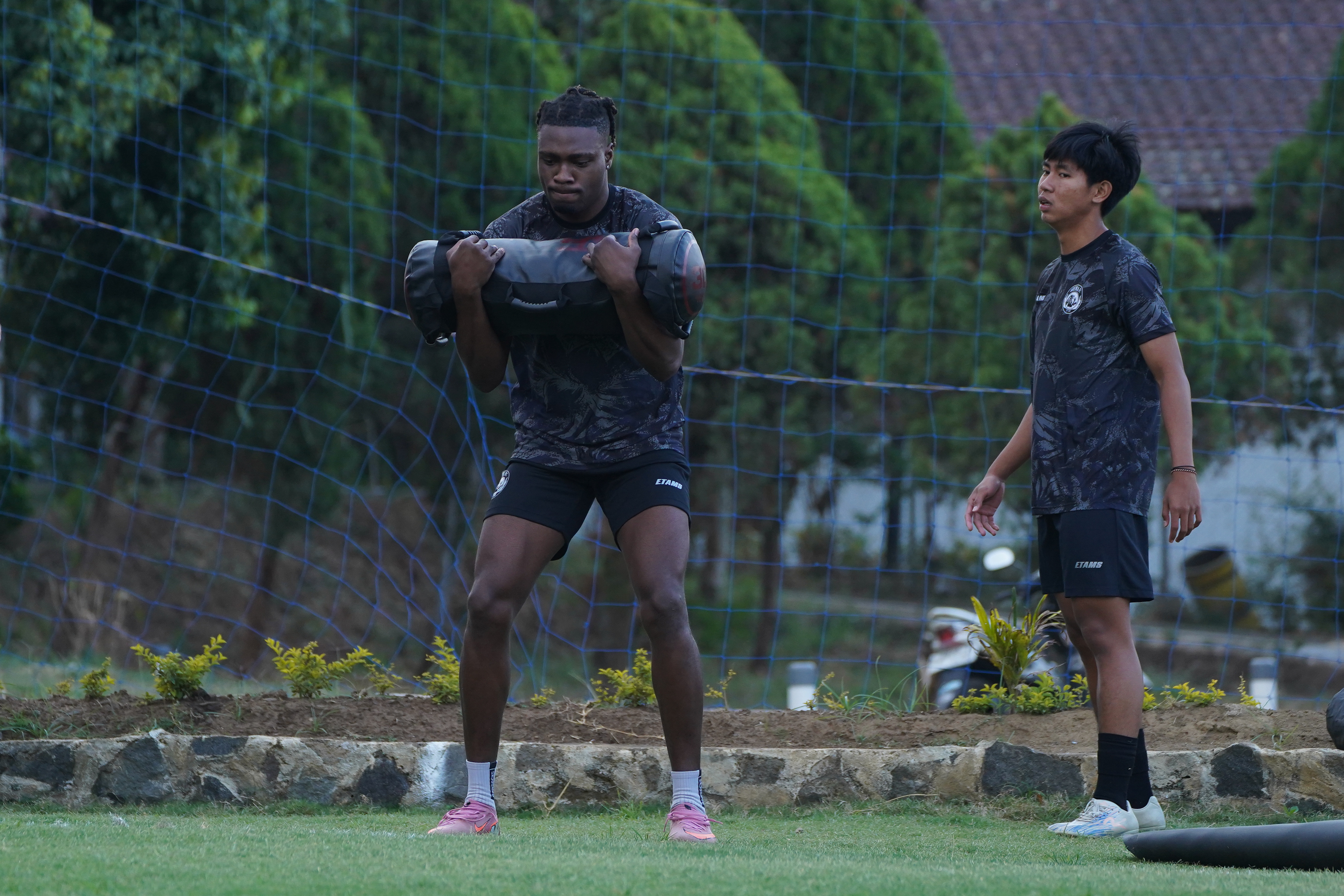 Baru Dikenalkan, Samuel Otusanya Langsung Lahap Porsi Latihan Bersama Arema FC