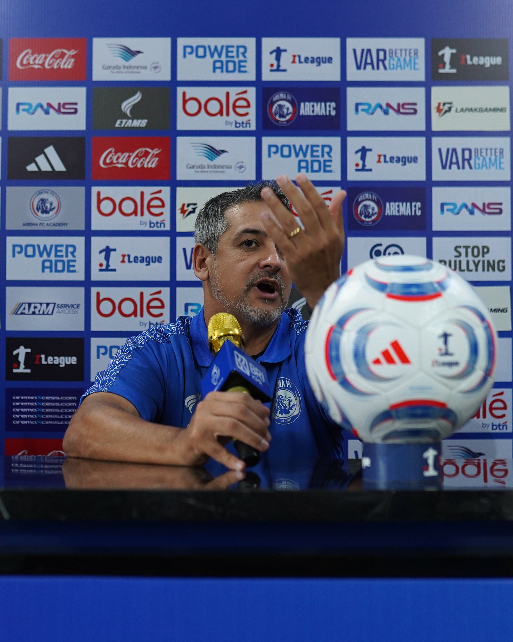 Arema FC Siap Hadapi Bhayangkara Presisi; Tekankan Keseimbangan dan Misi Wajib Menang di Kandang 