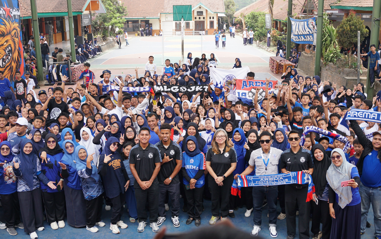 Berbarengan Momen Sumpah Pemuda, Pemain Arema FC Bakar Semangat Pelajar SMPN 1 Tutur Pasuruan