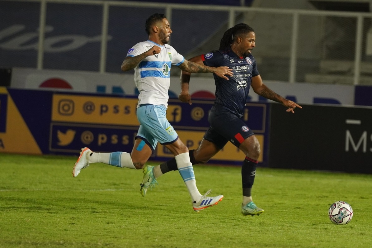 Banjir Pujian, Carlos Fortes Ingatkan Arema FC Bermain dengan Tim yang Sama