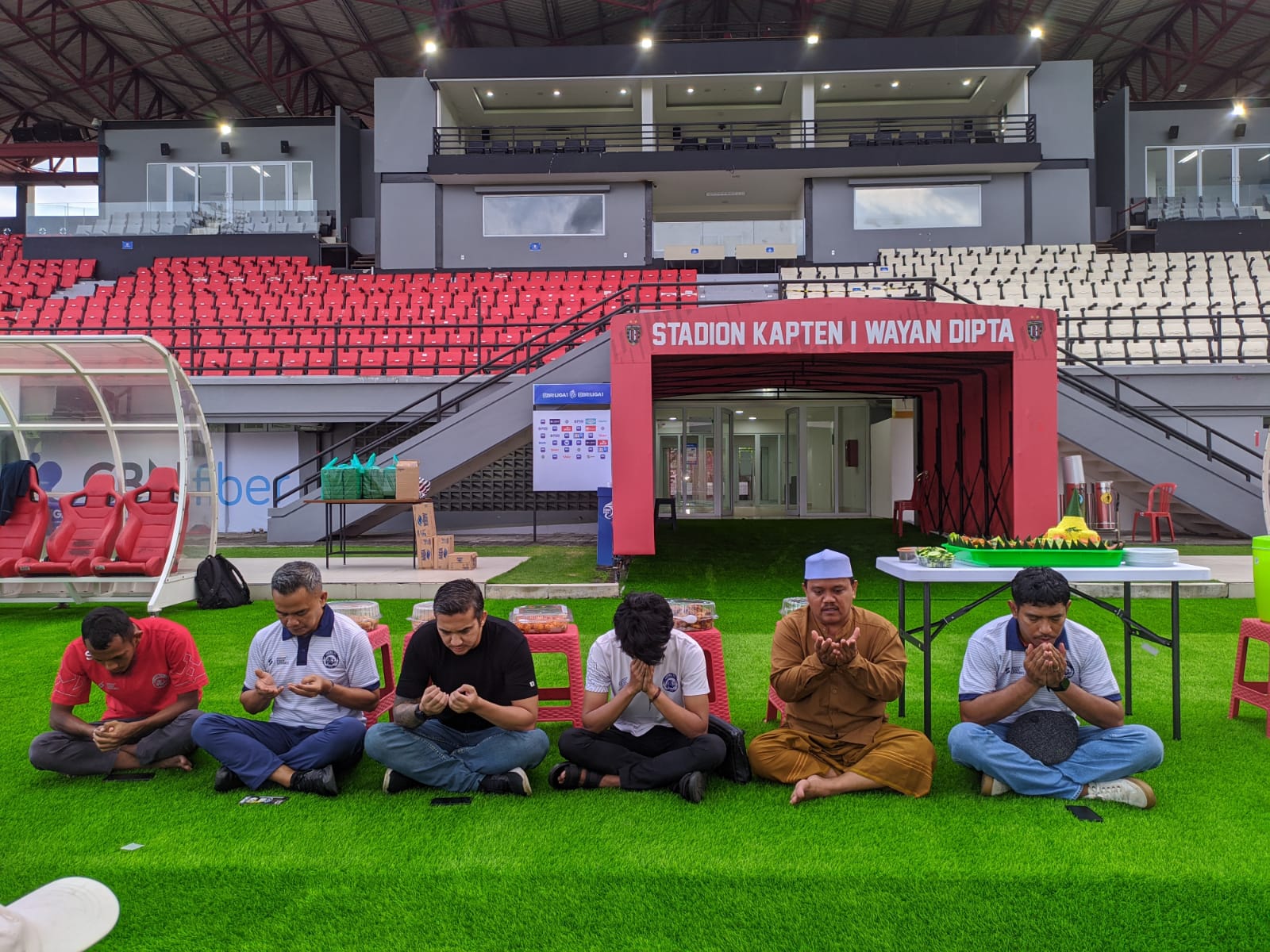 Tandai Kesiapan Bermarkas di Bali, Arema FC Potong Tumpeng di Stadion Kapten I Wayan Dipta 